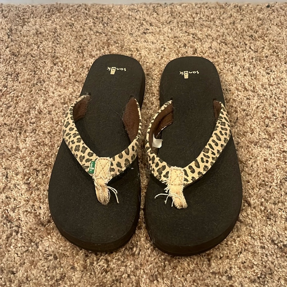Sanuk flip flops. NWOT